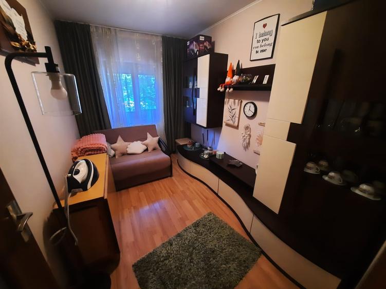 Apartament cu 3 camere decomandat, etaj 1/4, zona Alexandru cel Bun