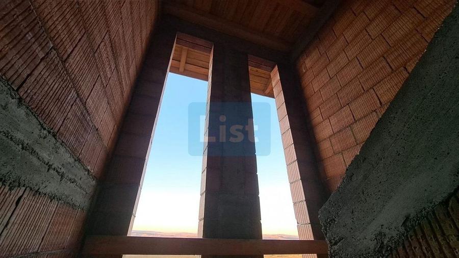 Casa cu garaj, zona Planoare