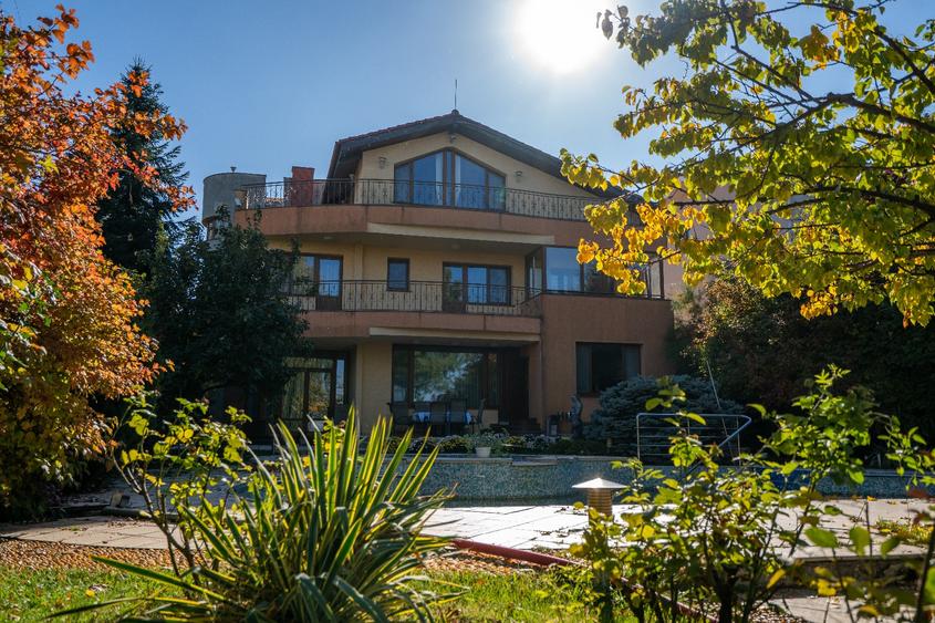 Vilă superbă, 13-17 camere, ponton privat și vedere panoramică la Lacul Morii