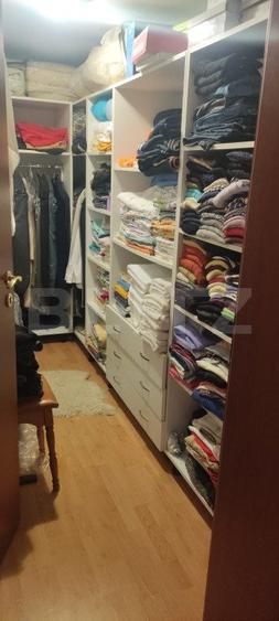 Casa cu 6 camere, 294 mp, zona-Nufarul