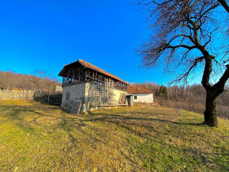 Teren generos și casă tradițională într-o zonă turistică cu mare potențial - 3