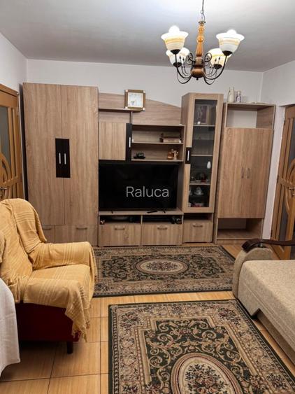 Proprietar -închiriez apartament 2 camere -balcon generos - 14