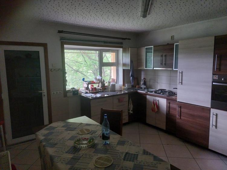 Casă cu gradina in zonă liniștită cu acces privat