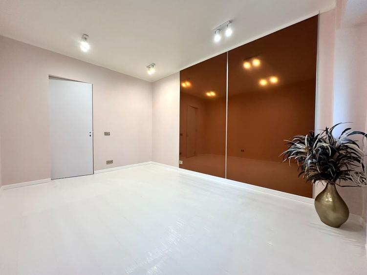 STADION, 3 CAMERE, 77 MP ,LIBER, PRET 225000 EURO