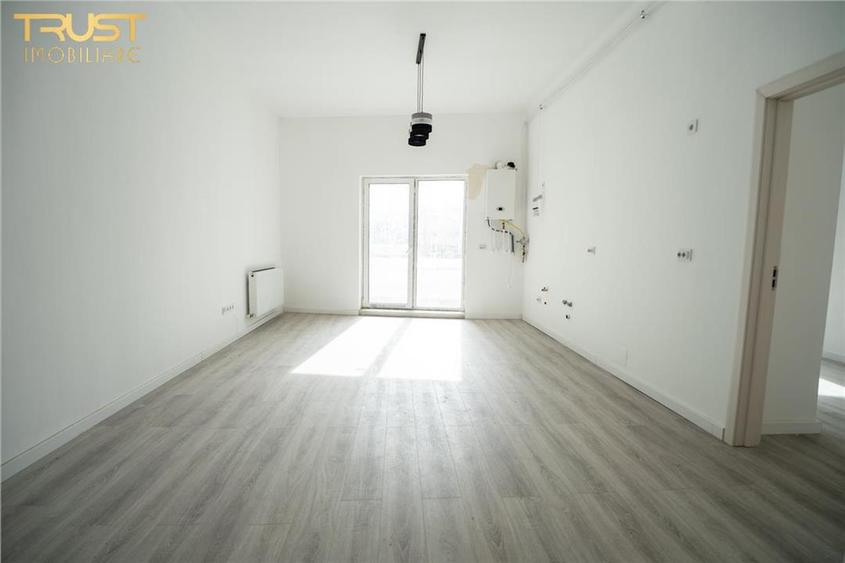 2 camere l Curte interioara l Str.Lombului l Parcare