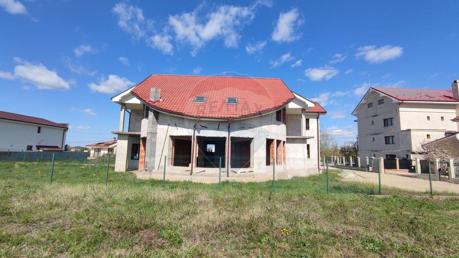 Vilă la roșu, tencuită, 5 camere, 240 mp util, Sânmartin, teren 726 mp