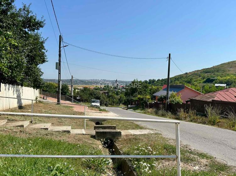 Uricani – Miroslava Două Case în Una – Ideală pentru 2 Familii, 1330 mp teren, La doar 3 minute de Mall Moldova sau Metro
