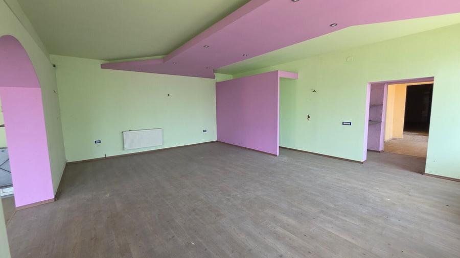 De vanzare spatiu comercial - COMARNIC la DN1
