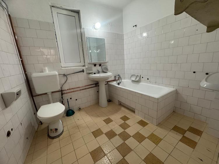 Spațiu versatil, 5 camere, ideal pentru dezvoltarea unei activități,