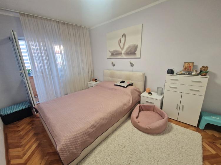 Zona Aradului bloc izolat termic, foarte bine impartit, pe doua parti,  mobilat