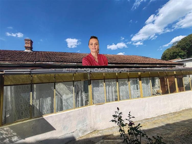 Bocsa Montana, Casa cu pridvor generos, ideala pentru familie extinsa. - 12