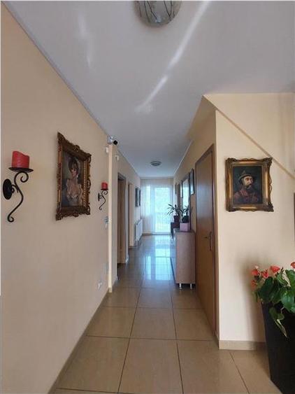Casa cu 10 camere pentru pensiune sau locuit