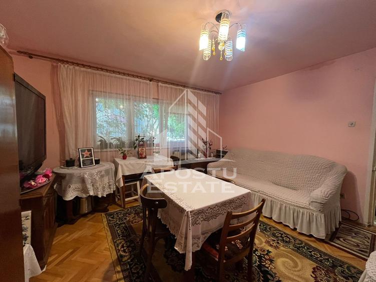 Apartament cu 3 camere, 2 bai, decomandat, parter inalt,zona Girocului