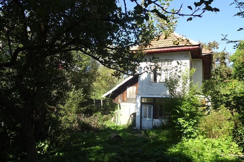 Vand teren zona centrala cu peisaj  catre munti, vegetatie matura si casa bonus
