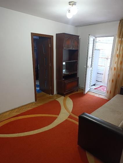 Persoana fizica închiriez apartament cu 3 camare
