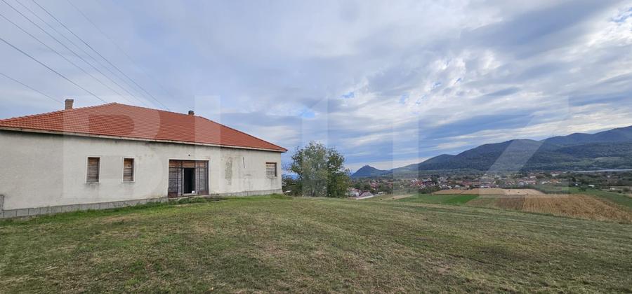 Vila la roșu, 240 mp, teren 93.000 mp - Șoimuș