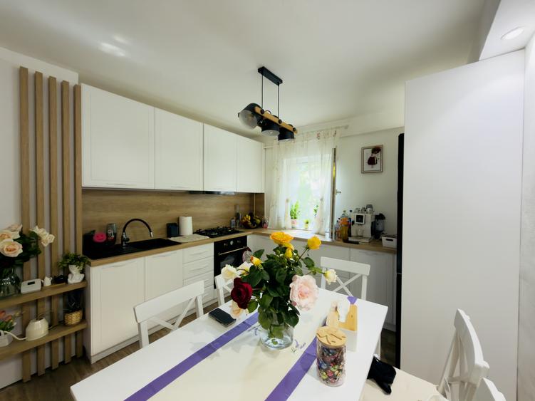 Apartament 3 camere, decomandat, etaj 1, zona Aradului