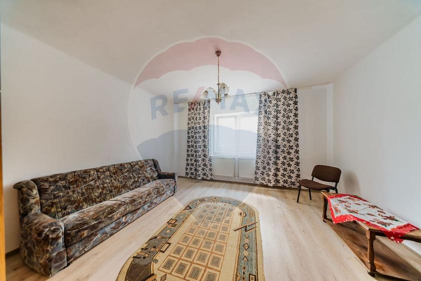 Casă  cu doua camere de închiriat în zona Parneava