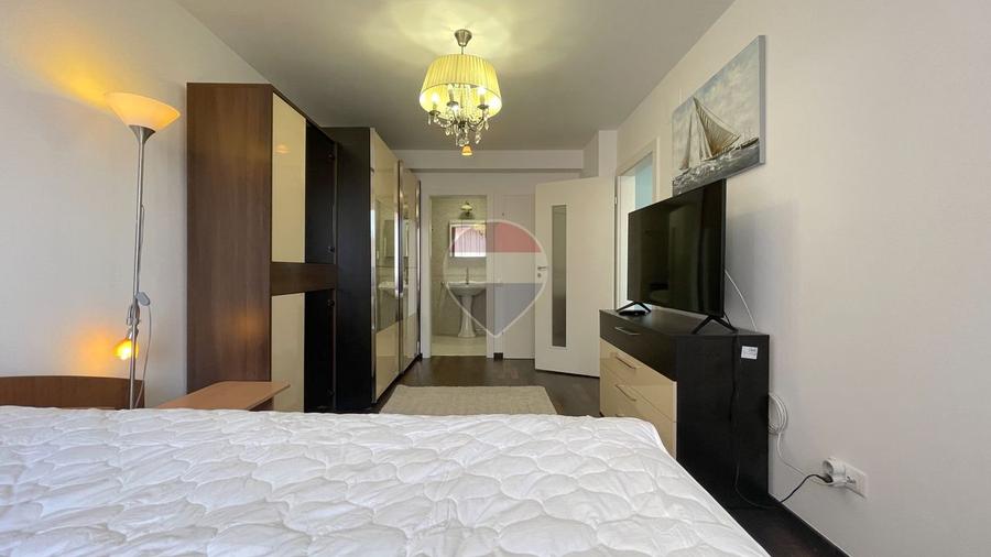 Apartament cu 3 camere de închiriat în zona Tractorul
