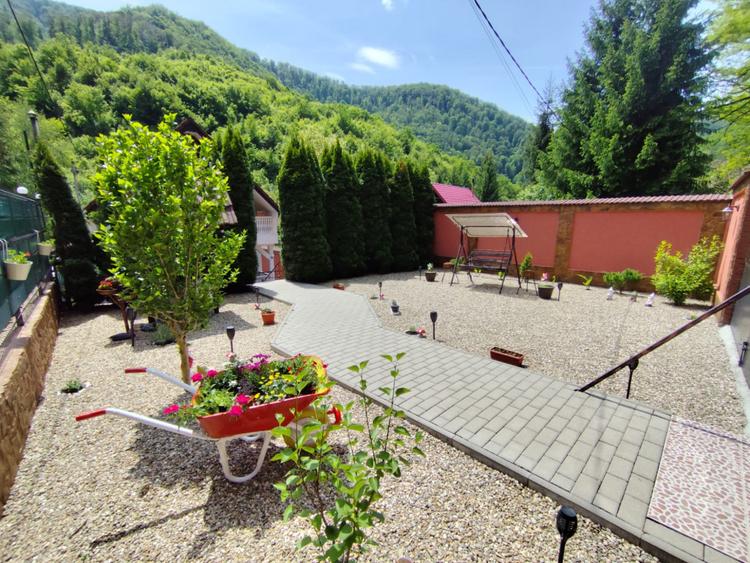 Afacere la cheie! Pensiune (casa de locuit) cu restaurant zona Cugir!