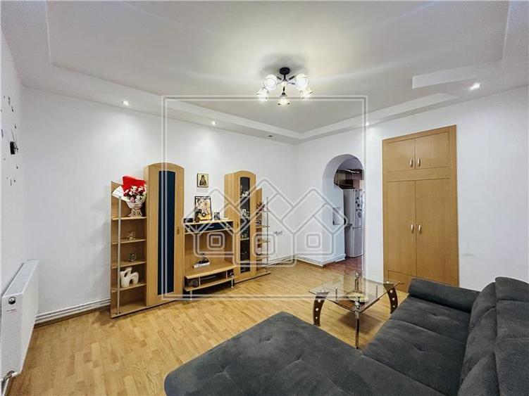 Apartament cu 2 camere, pivnita, pod, 63 mp utili, pret negociabil