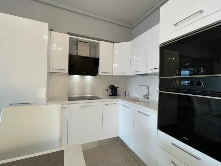 Statiunea Mamaia--Centru, apartament deosebit cu vedere frontala spre lac