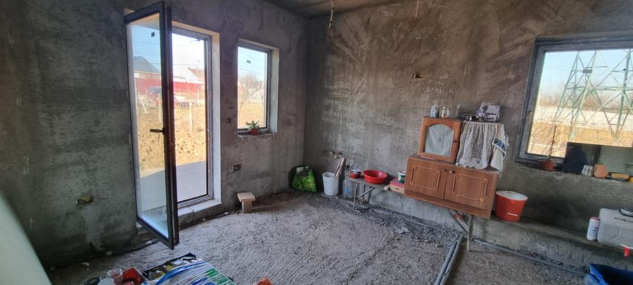Casa noua cu etaj la intrare in Curtesti