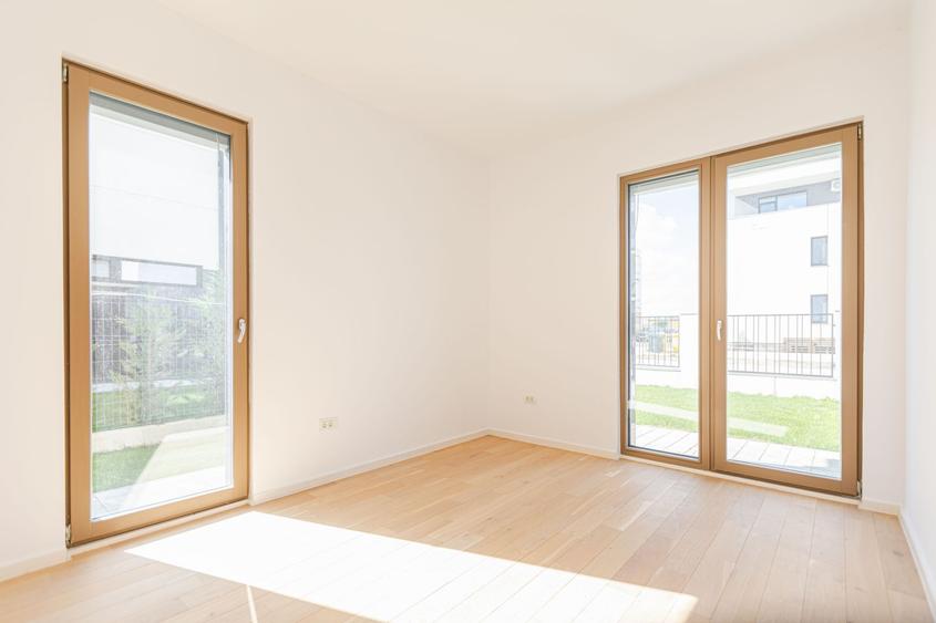 Casa Modernă cu Spații Vitrate Generoase