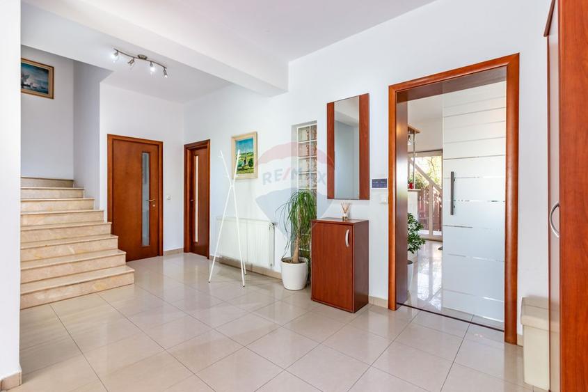 Casă / Vilă + cladire birouri de vanzare in Aviatiei, venit pasiv