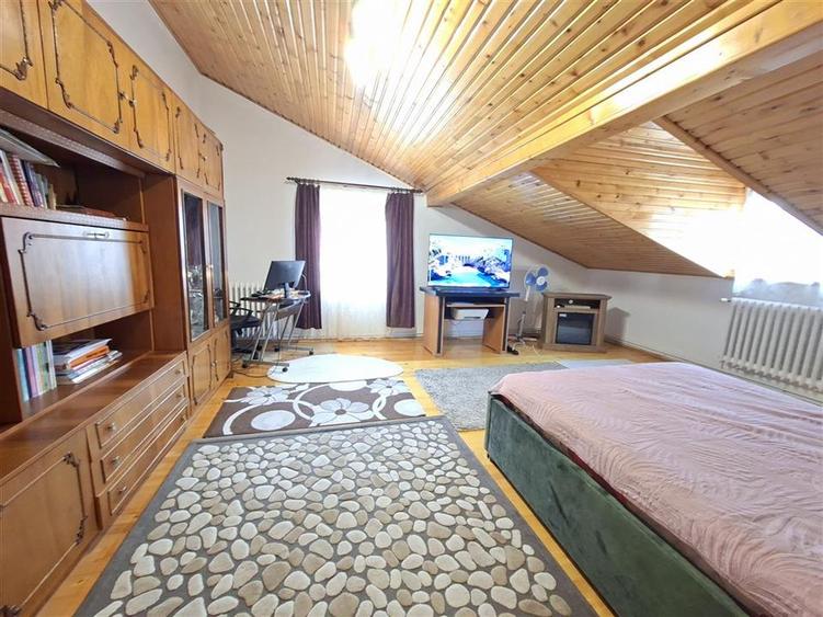 Apartament 3 camere la casa curte pivnita parcare zona Centrala