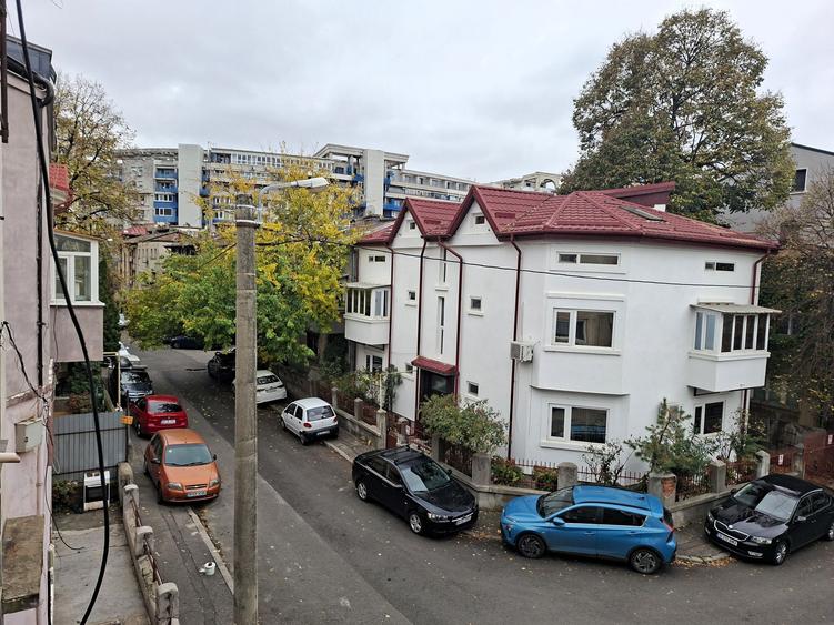 Apartament cu 3 camere in vila interbelica, de renovat - comision 0%!
