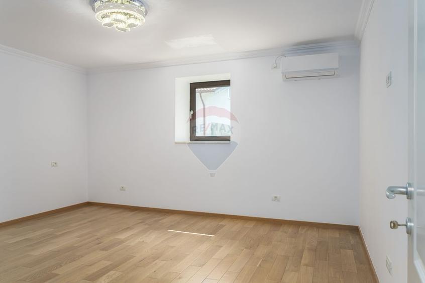 Vilă de inchiriat renovata recent, 1000 mp teren, terasa de vara