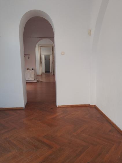 Inchiriere spatiu parter 3 camere Universitate