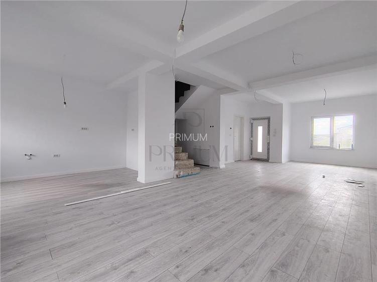 Duplex despartit prin C.T.- teren generos - living mare - 3