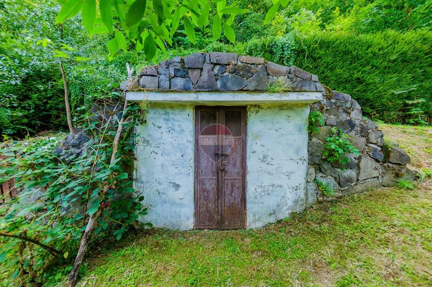 CASA cu TEREN generos , in linistea naturii