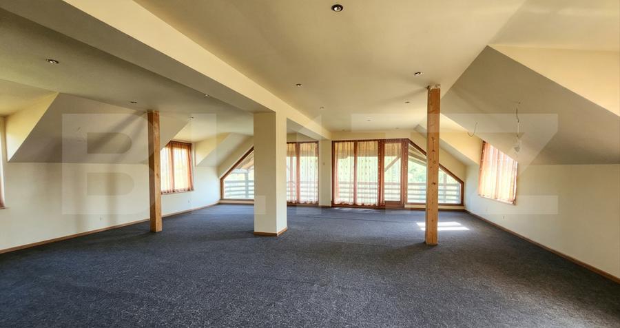 Apartament cu 3 camere, 80 mp, 3.000 mp teren, zona Reghin