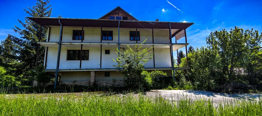 Complex imobiliar format din 2 Vile si un teren generos de 3659Mp