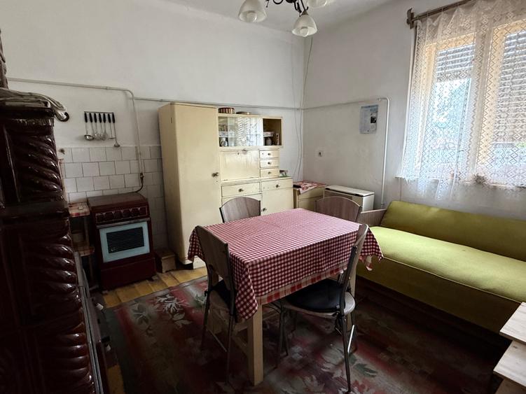 CASĂ + 15 ARI TEREN, APROAPE DE CENTRU – CAREI