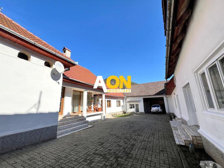 Casa de vanzare pretabila 2 familii, garaj, livada, comuna Pianu