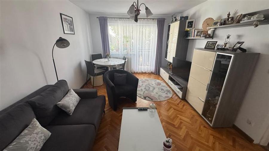 2 camere, 50 mp + 2 balcoane ?i pivni?? de 10 mp