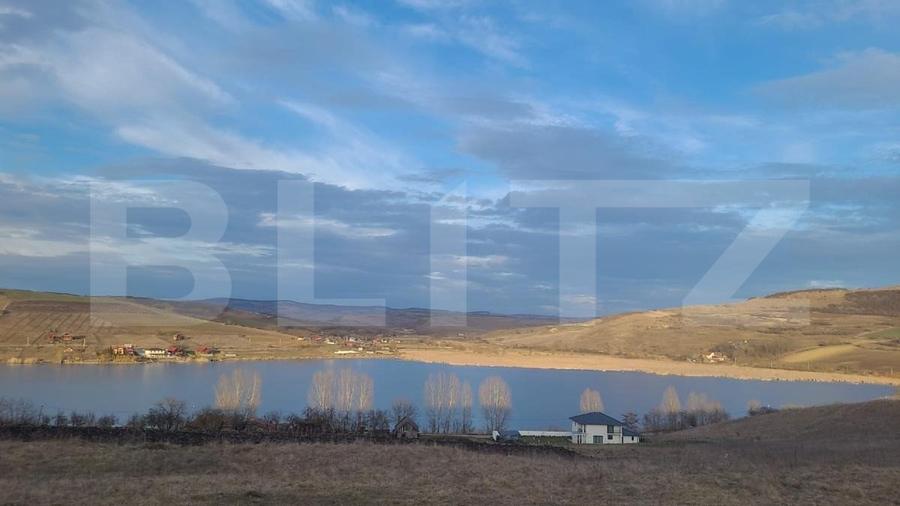Casa de vacanta cu priveliste catre lac, 213 mp utili, 3500 mp teren cu livada