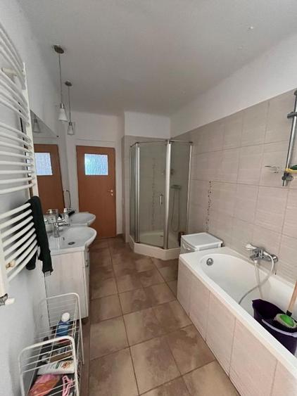 Apartament 4 camere cladire interbelica zona P-ta Romana 4' metrou