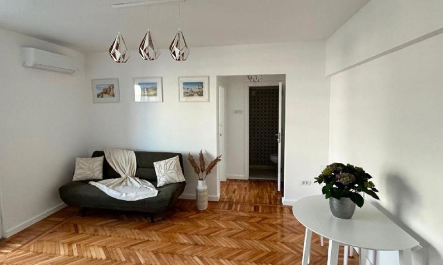 Universitate METROU, et.5/8,mobilat,utilat complet,renovat,amenajat,balcon,AC.