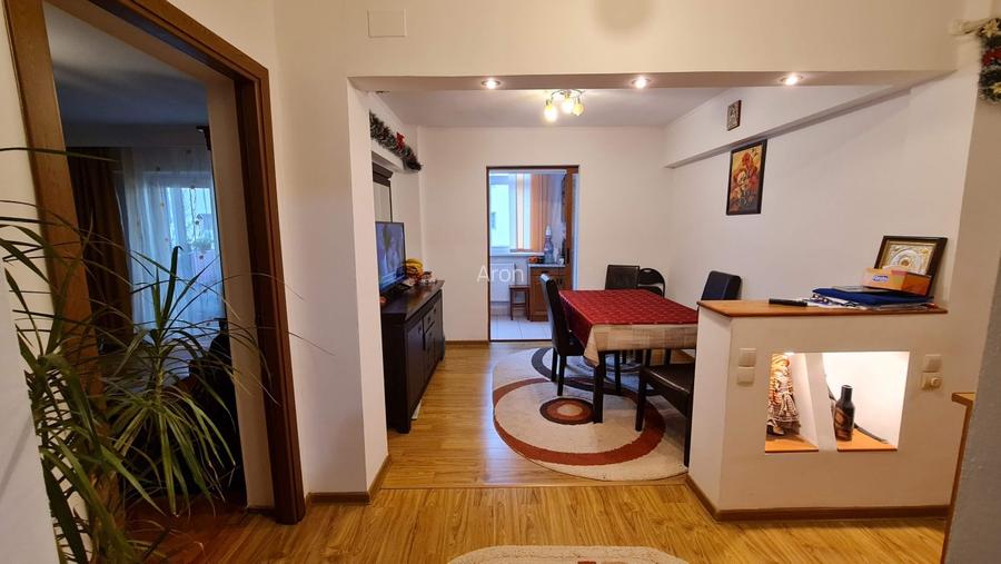 Apartament decomandat 3 camere + living de vanzare in zona Ostroveni - 2