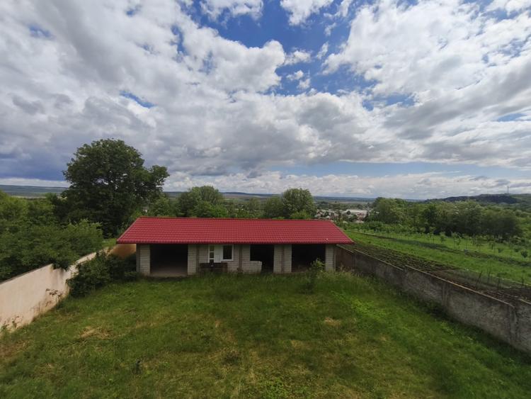 Duplex la rosu, 4400 mp teren, Siret