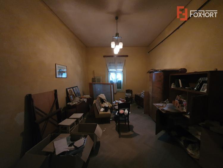 Apartament cu 5 camere de vanzare in Deta, zona Central