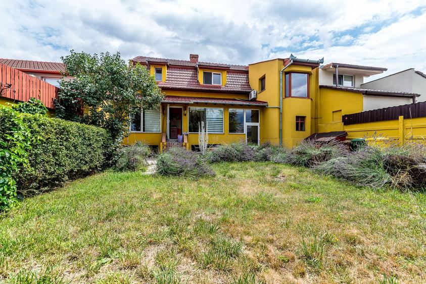 Casa Solida cu Mansarda in Zona Excelenta Parneava