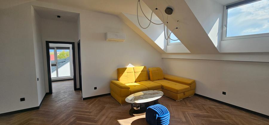 Vand apartament de 3 camere,cu 2 locuri de parcare situat in Turnisor,str.Bieltz