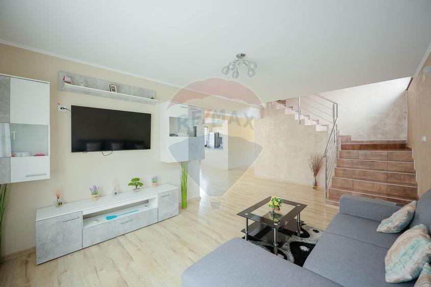 Casă / Vilă de vânzare cu 7 camere, în Haieu