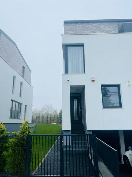 Casa de vanzare, 4 camere, ultrafinisata, mobilata si utilata, Buna Ziua